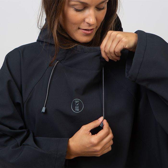 fourth element STORM PONCHO - Schwarz